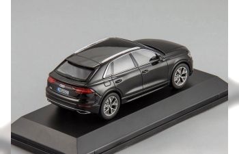 Audi Q8 (black)