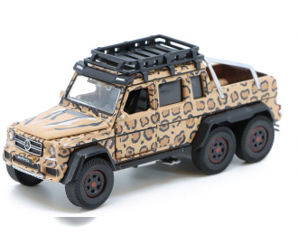 MERCEDES-BENZ G63 AMG 6x6 with Leopard Cat Family
