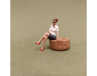 Фигура 0857 Секретарша на столе (Вариант 1), окрашенная (цвет в ассортименте)