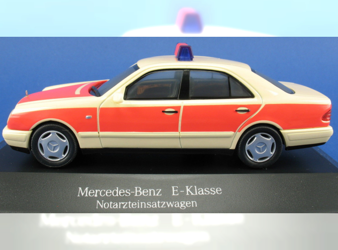 MERCEDES-BENZ E-Klasse Notarzteinsatzwagen, beige / pink