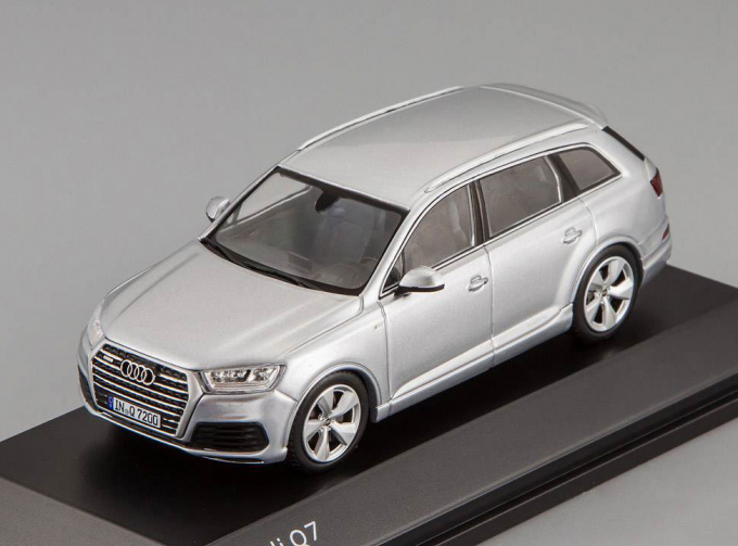 AUDI Q7 (2015), silver