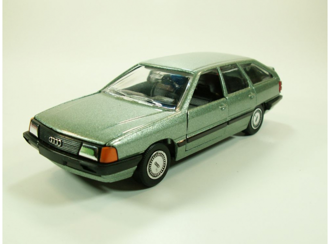 AUDI 100 Avant, зеленый металлик