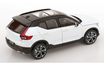 VOLVO XC40 (2018), white metallic