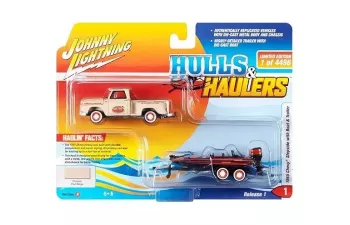 CHEVROLET Stepside Pickup (1965), белый с прицепом и лодкой специальное издание Джонни Лайтнинг