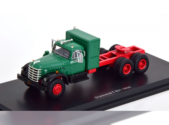 DIAMOND T 921 towing vehicle (1955), green black red