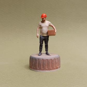 Фигура 0890 Саня с коробкой, окрашенная (цвет в ассортименте)