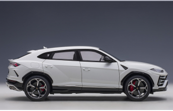 Lamborghini Urus белый