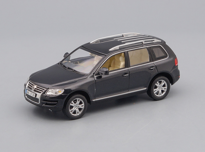 VOLKSWAGEN Touareg, dark grey