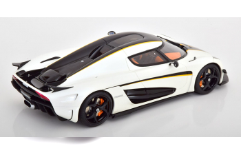 KOENIGSEGG Regera (2018), white metallic black