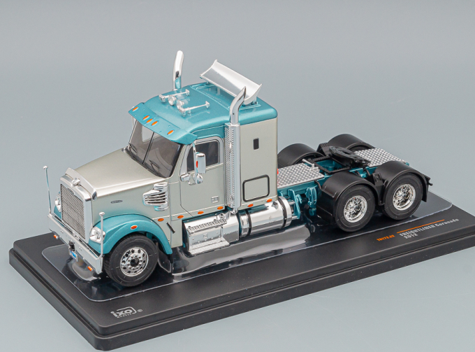 FREIGHTLINER Coronado towing vehicle (2012), silver/ light green-metallic