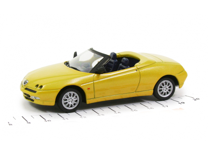 Alfa Romeo Spider желтый