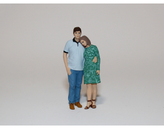 Фигурка пара стоит