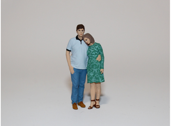 Фигурка пара стоит