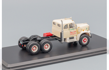 DIAMOND T 921B towing vehicle (1955), creme red