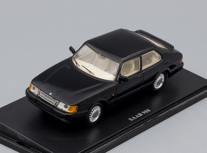 SAAB 900, black