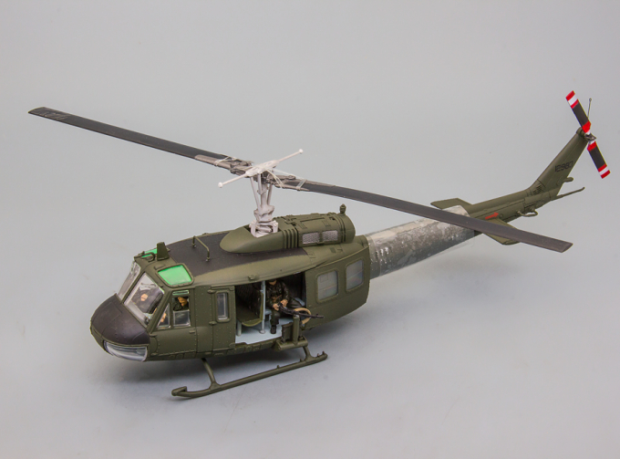 Многоцелевой вертолет U.S. UH-1D Huey, Вьетнам, 1968