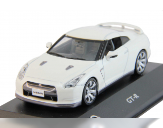 NISSAN GTR, pearl white