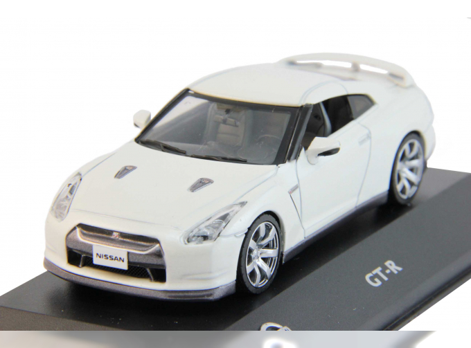 NISSAN GTR, pearl white