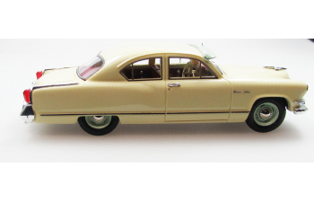 KAISER Deluxe 2х дверный седан (1953), белый