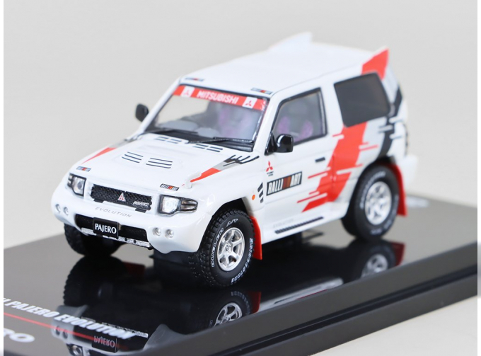MITSUBISHI Pajero Evolution Ralliart, white