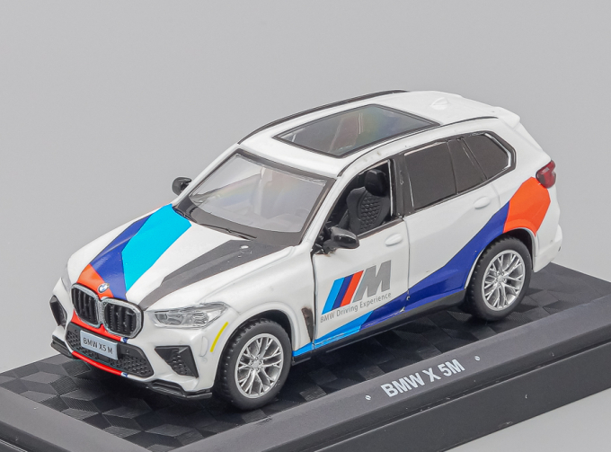 BMW X5M, white