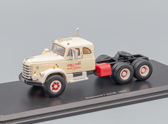 DIAMOND T 921B towing vehicle (1955), creme red