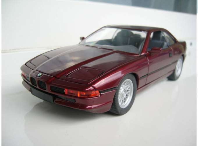 BMW 850i, масштаб 1:24, темно-красный