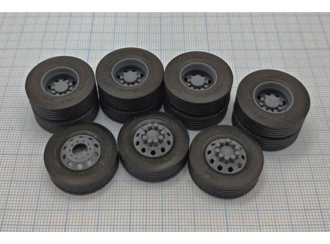 Комплект колес в сборе, в размере 295/80 22,5 для американских грузовых автомобилей