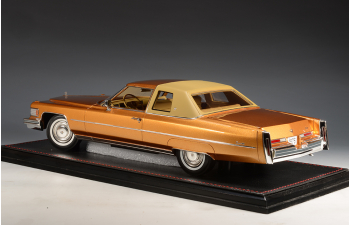 CADILLAC Coupe Deville (1976), Amberlite Firemist