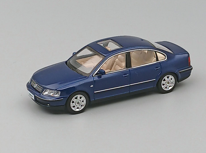 VOLKSWAGEN Passat (B5), blue