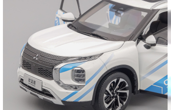 MITSUBISHI Outlander (2023), white / light blue