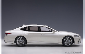 Lexus LS 500h (white)