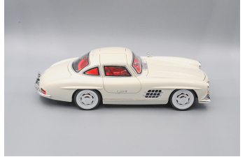 MERCEDES-BENZ 300 SL, белый, 25 см.