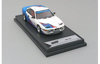 BMW 850 CSi (1992), white / blue / red