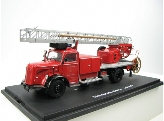 MERCEDES-BENZ L6600 Feuerwehr mit Drehleiter, red