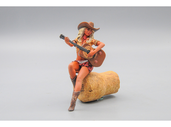 Фигурка девушки "кантри"