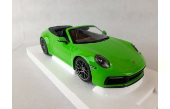 Porsche 911 (992) Carrera 4S lizard green