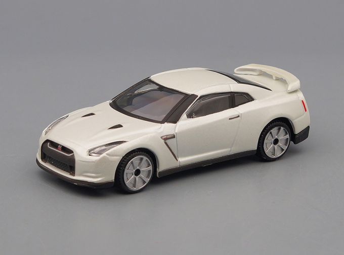 NISSAN GT-R, white