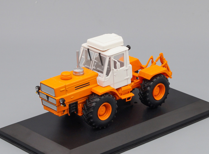 Т-150К (первого поколения), Тракторы 92, оранжевый / белый