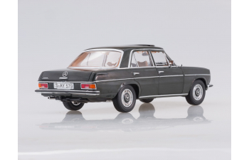 MERCEDES-BENZ Strich 8 Saloon, dunkel olive