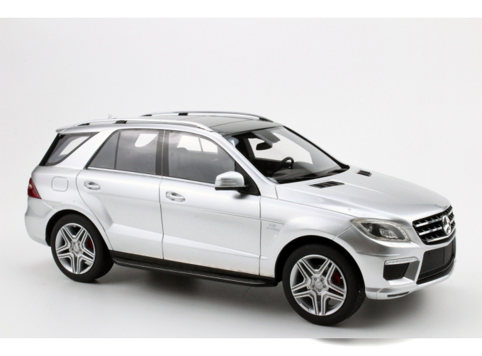 Mercedes-Benz ML63 AMG (silver)