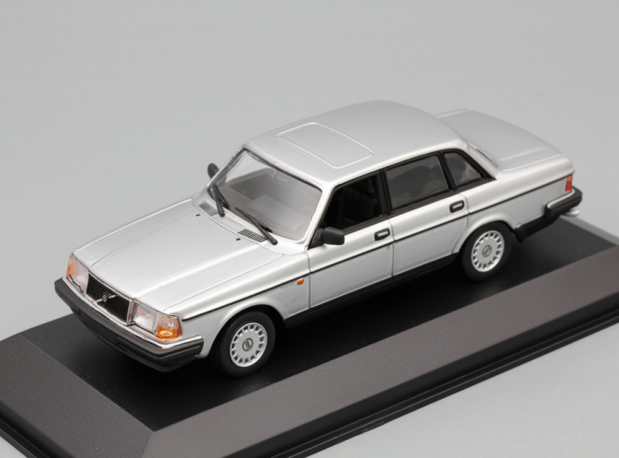 VOLVO 240 GL - 1986 - SILVER METALLIC