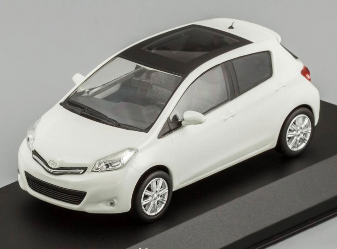 TOYOTA Yaris (2012), white