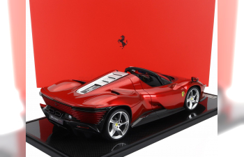 FERRARI Daytona Sp3 Serie Icona Open Roof (2022) - Con Vetrina - With Showcase, Rosso Magma - Red Met