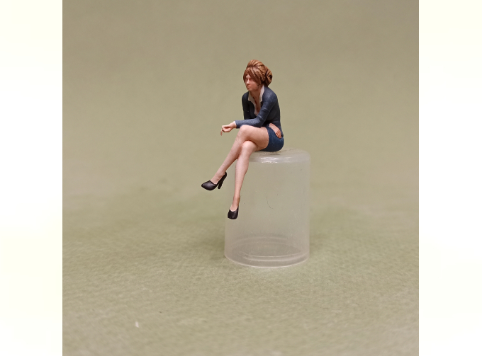 Фигура 0869 Секретарша на перекуре, неокрашенная