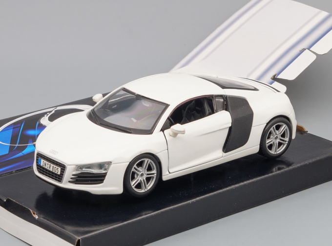 AUDI R8, white