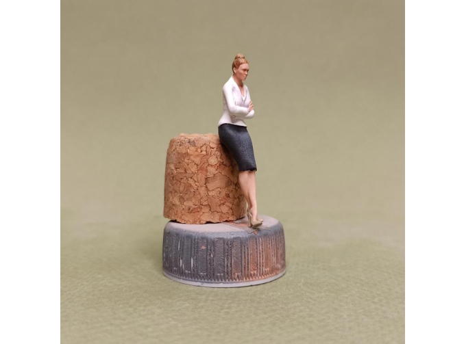 Фигура 0871 Секретарша в раздумьях, окрашенная (цвет в ассортименте)