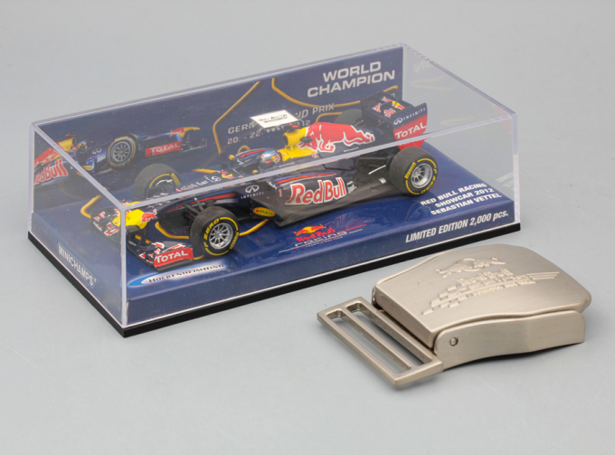 Набор Red Bull: модель F1 Rb8 Red Bull N 1 Sebastian Vettel Showcar 2012 World Champion + пряжка