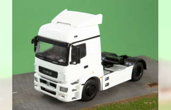 Камский грузовик 5490 седельный тягач, белый