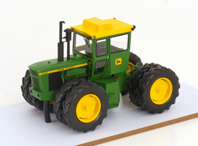 JOHN DEERE 7520 Tractor (1982), Green